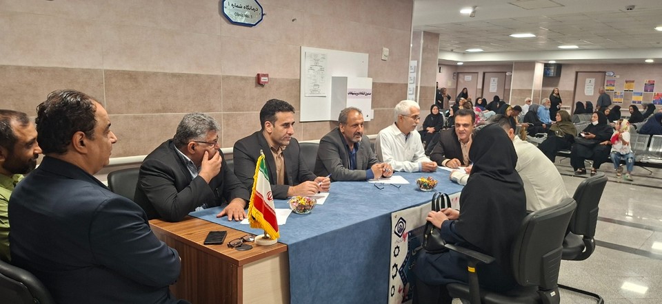 مدیر درمان تأمین اجتماعی مازندران پای دغدغه‌های بیمه‌شدگان نشست