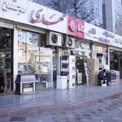 اعتراض مغازه‌داران به نوسان ارز بازار تهران را تعطیل کرد