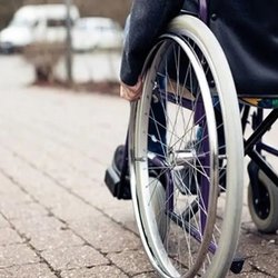 قصه صادق و دروازه‌ای که کوچک شد؛ نگاهی به شکاف میان قانون و زندگی روزمره معلولان در ایران