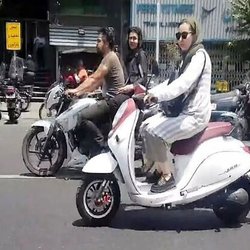جنگ، صدور گواهینامه موتورسواری زنان را به تأخیر انداخت
