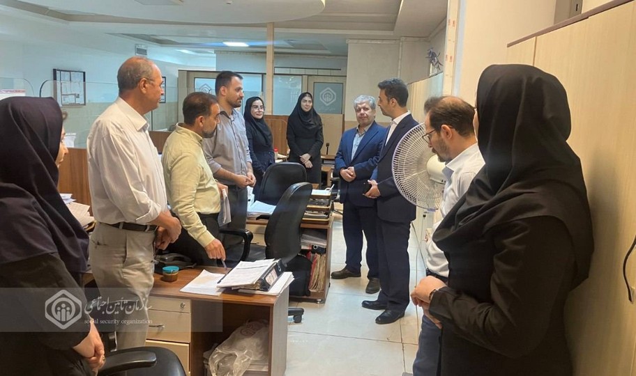 مدیرکل تأمین‌اجتماعی البرز پای درد و دل کارکنان شعبه ۲ کرج نشست