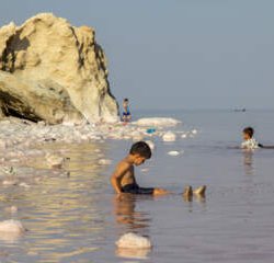 گردشگران به دریاچه ارومیه برگشتند