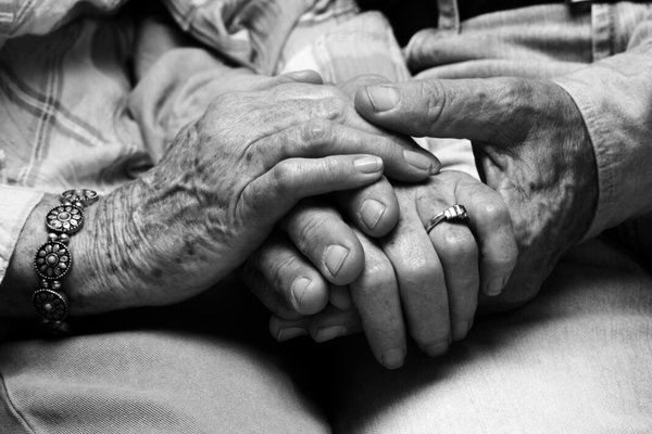 چرا زنان بیشتر عمر می‌کنند؟