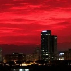 آسمان خونین پس از زلزله ۷.۴ ریشتری کلمبیا