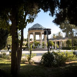پیوندی میان شعر و زندگی در جوار لسان‌الغیب