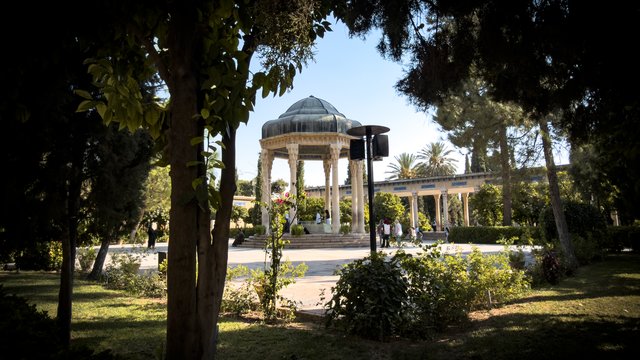 پیوندی میان شعر و زندگی در جوار لسان‌الغیب