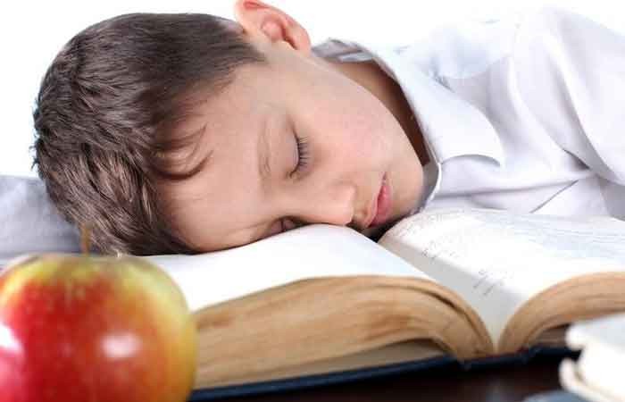 کدام ساعت شروع مدرسه با موفقیت بیشتر دانش‌آموزان همراه است؟