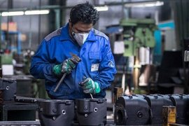 بازنگری مزایای کارگران شاید تا پایان شهریور