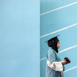 زن ایرانی تحصیل‌کرده است اما سهمی از اقتصاد ندارد / چرا زنان از بازار کار حذف می‌شوند؟