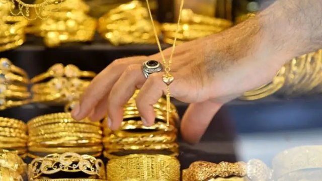 نبض بازار طلا و ارز؛ ثبات سکه در کنار افت اونس جهانی