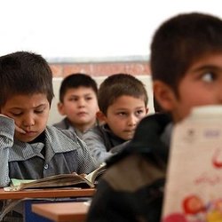 کودکان مهاجر از آموزش بازماندند؛ خانه‌نشینی دانش‌آموزان افغانستانی در فصل مدارس
