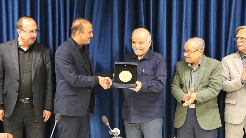 تندیس عالی مؤسسه شمیم مهر به مدیرکل تأمین‌اجتماعی اردبیل اهدا شد