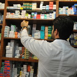 کمبود دارو پس از جنگ شدت گرفت؛ سرگردانی پشت در داروخانه‌ها