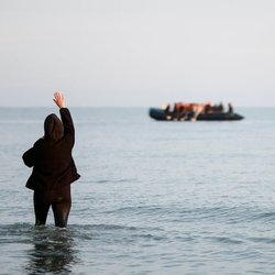 وزیر کشور بریتانیا: تقریبا همه زنان پناهجو با قایق، در مسیر مورد تجاوز قرار گرفته‌اند