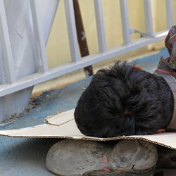 آماده‌باش کامل برای روزهای سرد تهران ؛ ۱۵ مددسرا و ۱۶ اتوبوس پناه گرم می شوند