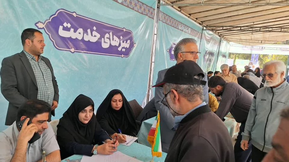 پاسخگویی مدیران تأمین اجتماعی غرب تهران در میز خدمت نماز جمعه