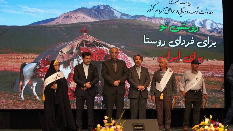 احکام مستمری به جمعی از روستاییان و عشایر اهدا شد