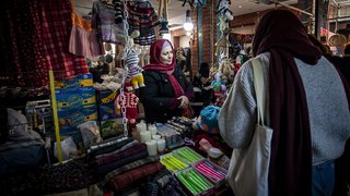 زندگی با ساعتی 90 هزار تومان؛ تجربه زنان کارگر خانگی و دستفروش از روزهای جنگ و بیکاری