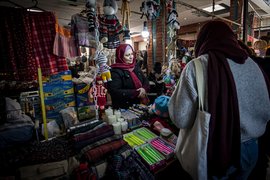 زندگی با ساعتی 90 هزار تومان؛ تجربه زنان کارگر خانگی و دستفروش از روزهای جنگ و بیکاری