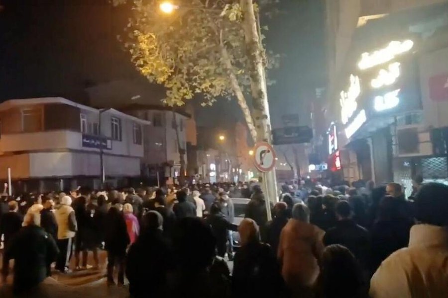 انفجار تاریکی؛ تحلیل اعتراضات دی‌ماه  1404