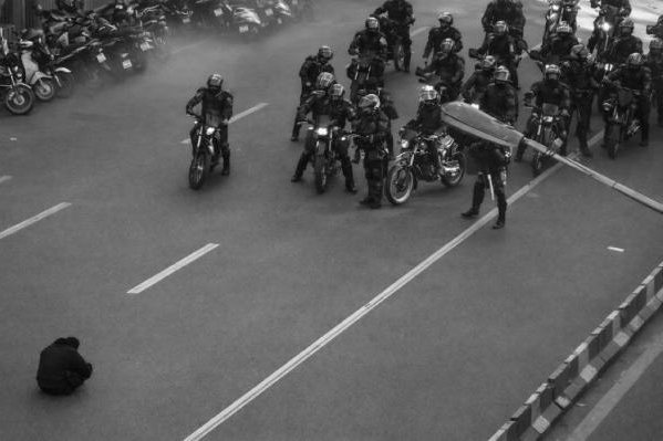 چرخش از پشتیبان مؤمن به معترض عاصی