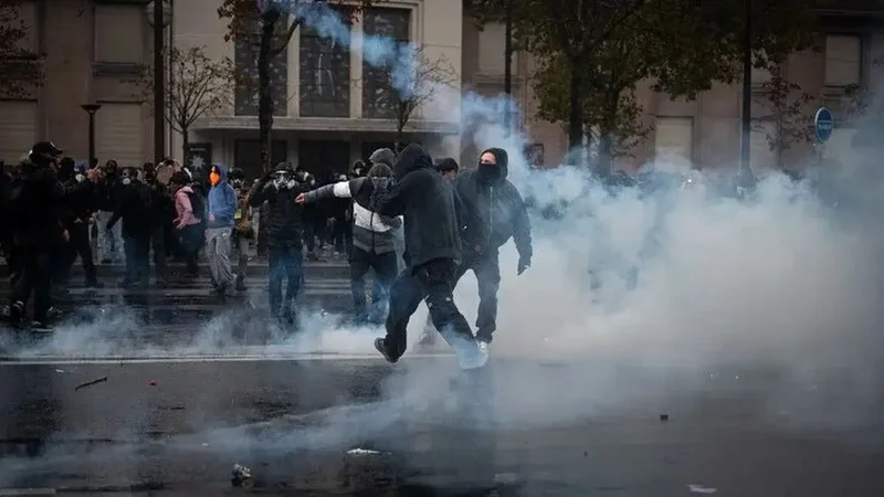 بازداشت بیش از ۱۳۰۰ نفر در فرانسه