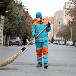 نگرانی یک کارگر فضای سبز شهرداری از آلودگی هوا: به ما ماسک‌های فیلتردار بدهند