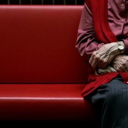 چرا به همسران بازمانده تک‌نفره حق عائله‌مندی تعلق نمی‌گیرد؟