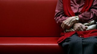 چرا به همسران بازمانده تک‌نفره حق عائله‌مندی تعلق نمی‌گیرد؟