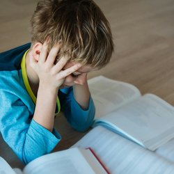 «اختلال زبان رشدی» چیست و چگونه آن را تشخیص می‌دهیم؟