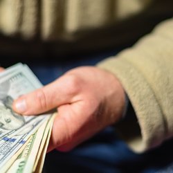 فشار مالی در میانسالی، توانایی‌های شناختی مغز در سالمندی را کاهش می‌دهد