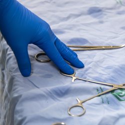 آماده‌سازی اتاق عمل برای جراحی