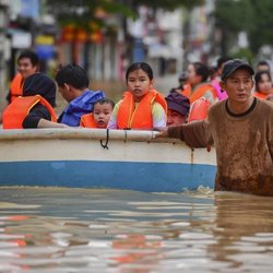 سیلاب‌ها و رانش زمین در ویتنام 90 کشته و خسارت‌های گسترده برجای گذاشت
