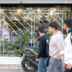 وقتی چسب سفید روی شیشه، شکلِ مقاومت می‌گیرد