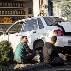 صافکاری در گوشه‌وکنار تهران؛ شغلی سخت در میان آهن و دود