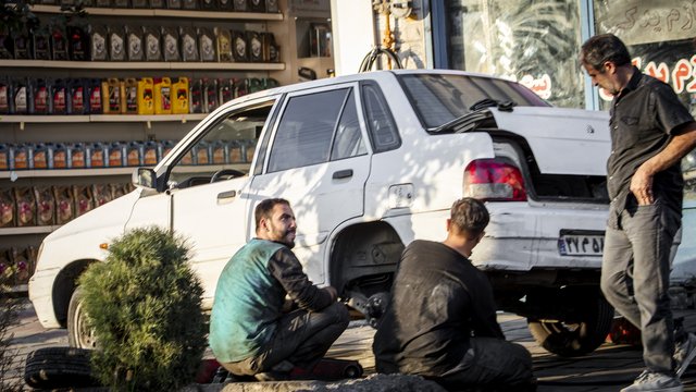 صافکاری در گوشه‌وکنار تهران؛ شغلی سخت در میان آهن و دود
