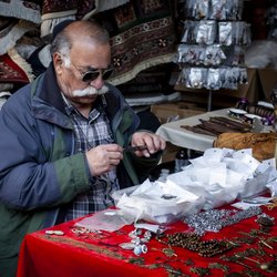 جمعه بازار تهران، روایت هیاهو و رنگ و خرید در حوالی باغ کتاب