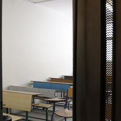 آموختن کلمات در میان صدای انفجار؛ معلمی که آموزش به کودک کم‌شنوا را در جنگ رها نکرد