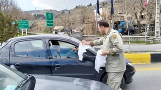 توزیع کیسه‌های زباله در آستانه روز طبیعت در تهران