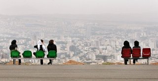 ایستادن میان دستاورد و عقب‌ماندگی