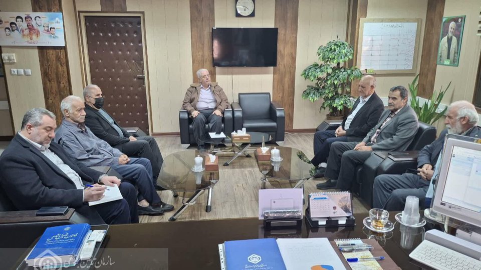 مدیرکل تامین اجتماعی قم پای صحبت بازنشستگان نشست