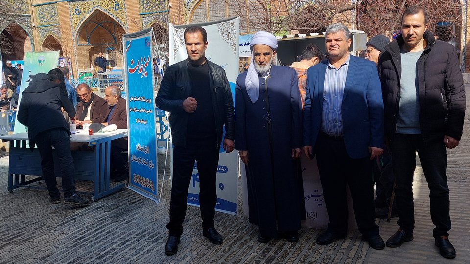 برپایی میز خدمت مدیریت درمان تأمین‌اجتماعی کردستان در مسجد جامع سنندج