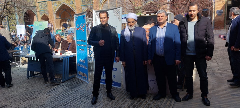 برپایی میز خدمت مدیریت درمان تأمین‌اجتماعی کردستان در مسجد جامع سنندج