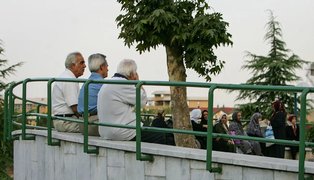 وعده خالی؛ مستمری لرزان روی طلا ونقره