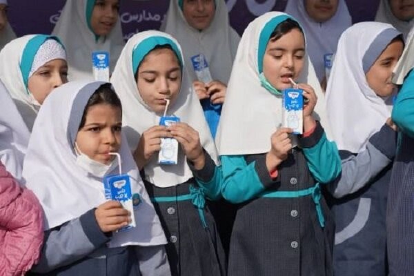 طرح شیر مدارس جای خود را به تغذیه رایگان داد
