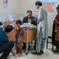 کمبود پزشک در کشور ناشی از نگاه‌های تنگ‌نظرانه است