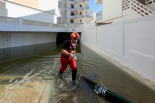 سیل شدید در شرق اسپانیا، نخستین طوفان زمستانی در بریتانیا