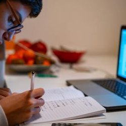 تحولی نوین در آموزش با بیش از ۲۴۰۰ دقیقه محتوای چندرسانه‌ای رایگان