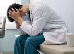 حضور پلیس در بیمارستان‌ها خشونت علیه کادر درمان را حل نمی‌کند