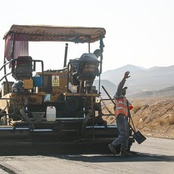کارگران مشغول کارند...